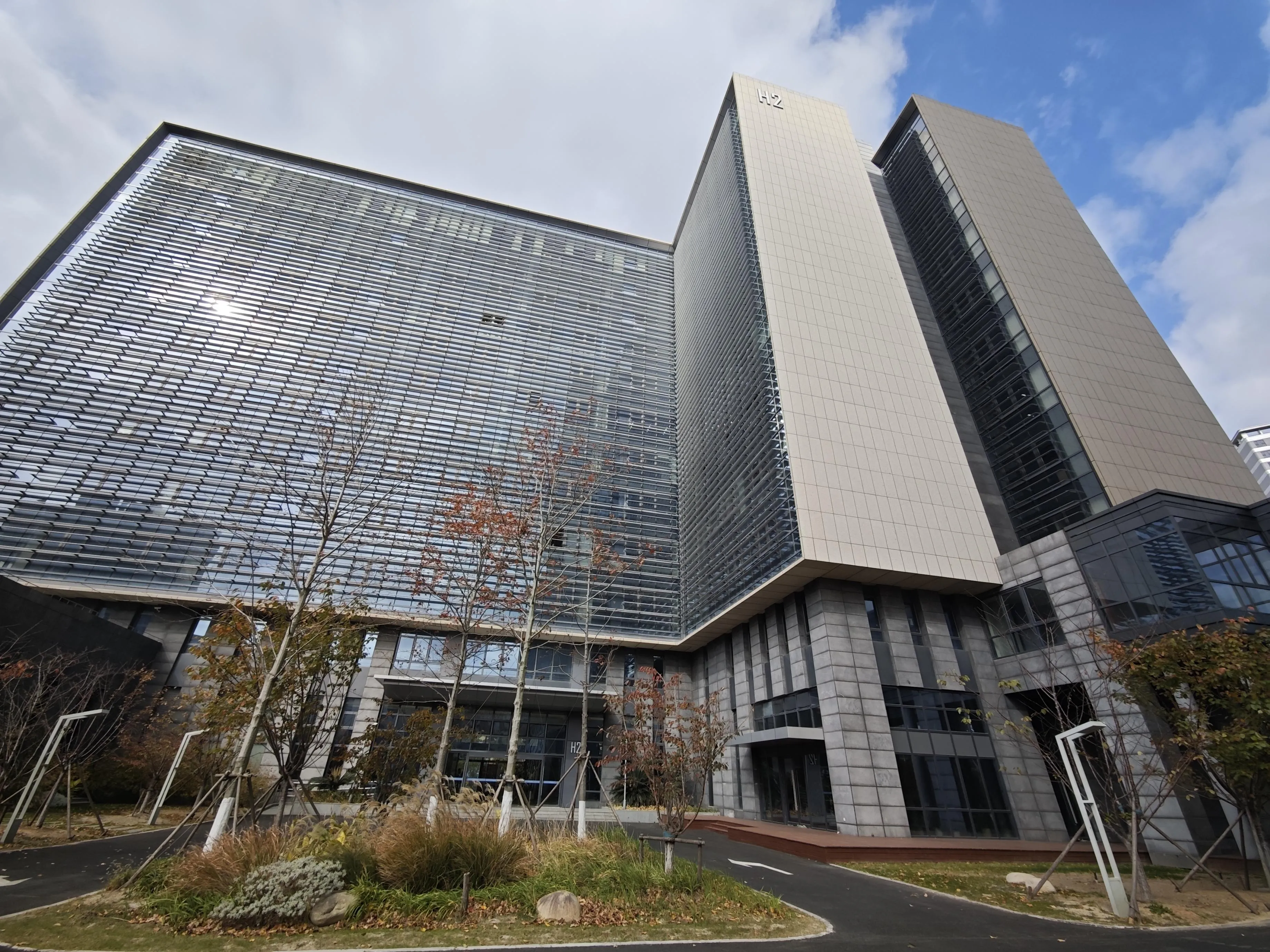 宣传册所示临港建筑外观